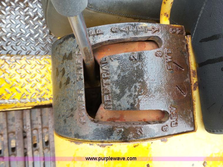 image for item J6225 1976 International 125E loader