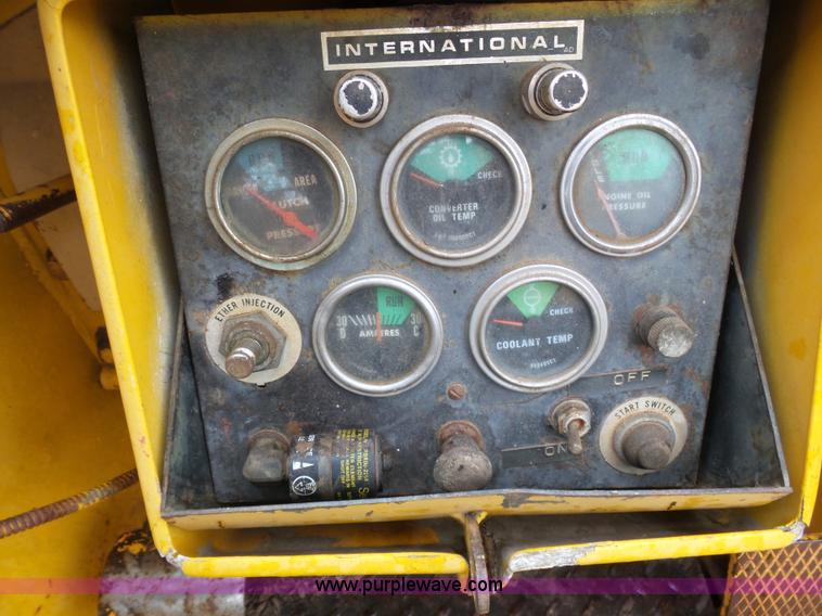 image for item J6225 1976 International 125E loader