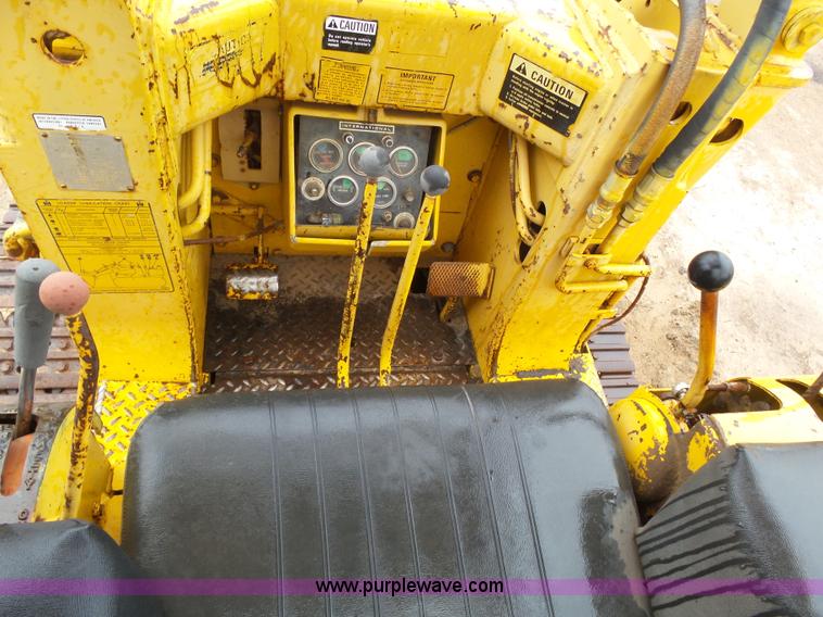 image for item J6225 1976 International 125E loader