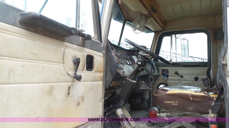 image for item J7264 1989 Peterbilt 357 mixer truck