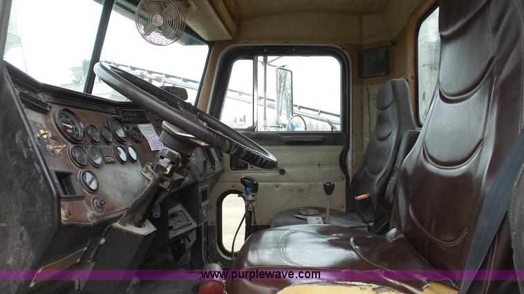 image for item J7264 1989 Peterbilt 357 mixer truck