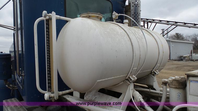 image for item J7264 1989 Peterbilt 357 mixer truck