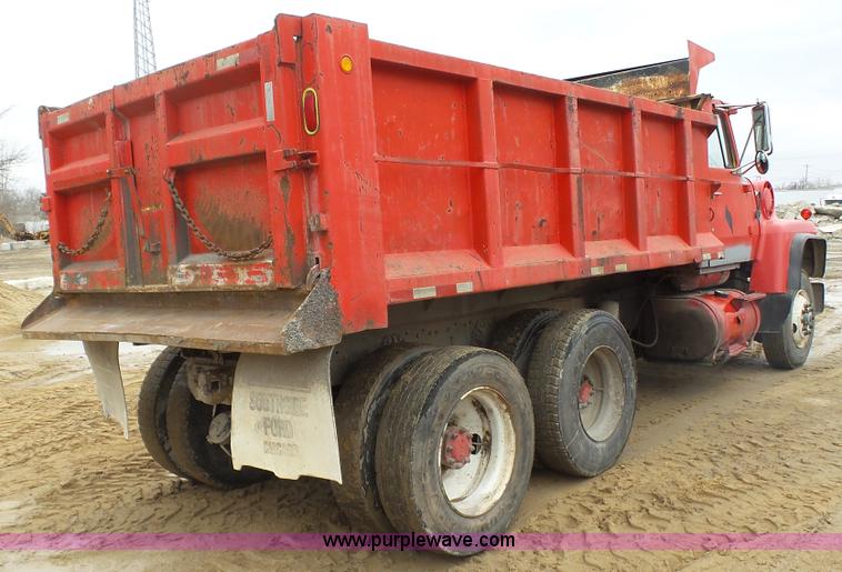 image for item J7267 1980 Ford L8000 dump truck