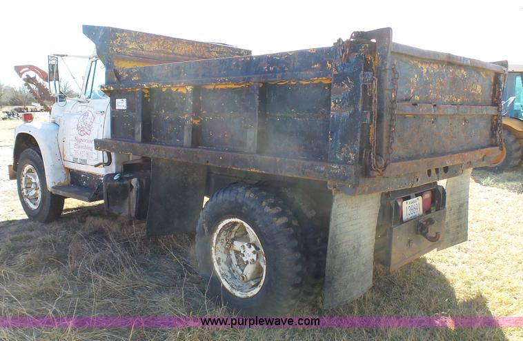 image for item J7276 1972 International Loadstar dump truck