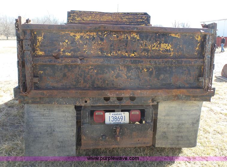 image for item J7276 1972 International Loadstar dump truck