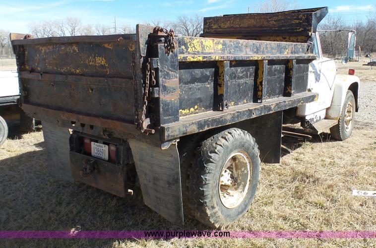 image for item J7276 1972 International Loadstar dump truck