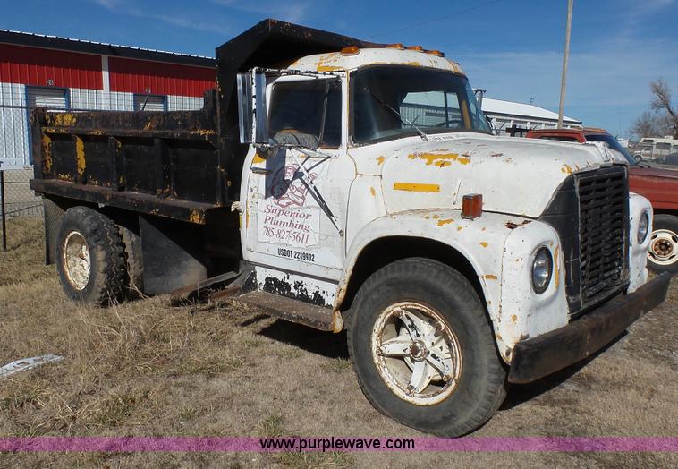 image for item J7276 1972 International Loadstar dump truck