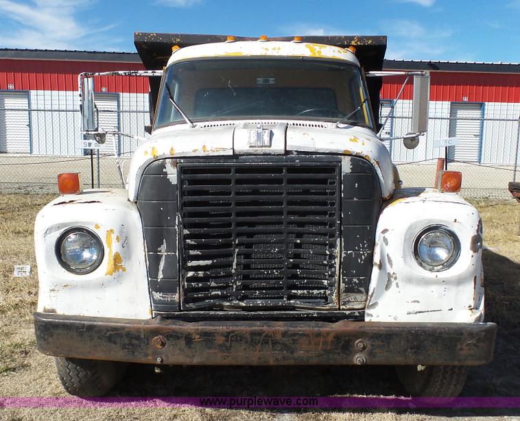 image for item J7276 1972 International Loadstar dump truck