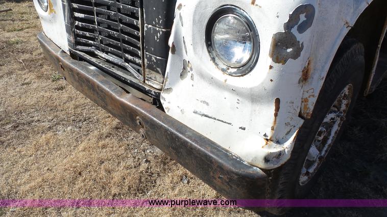 image for item J7276 1972 International Loadstar dump truck