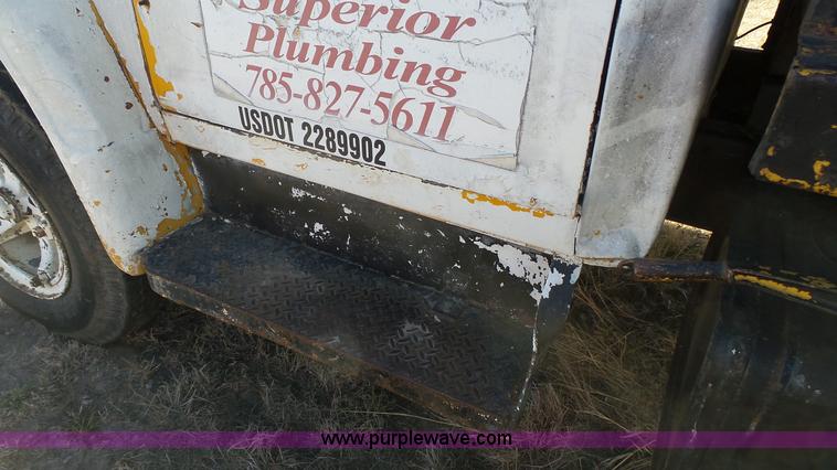 image for item J7276 1972 International Loadstar dump truck