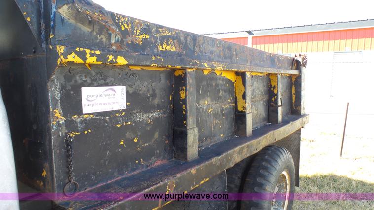 image for item J7276 1972 International Loadstar dump truck