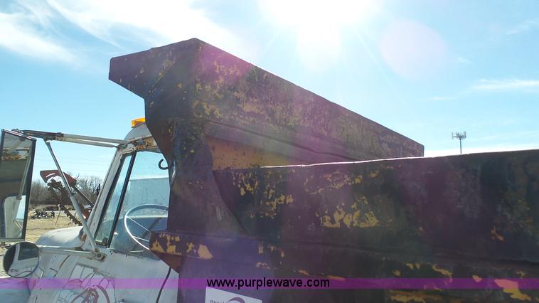 image for item J7276 1972 International Loadstar dump truck