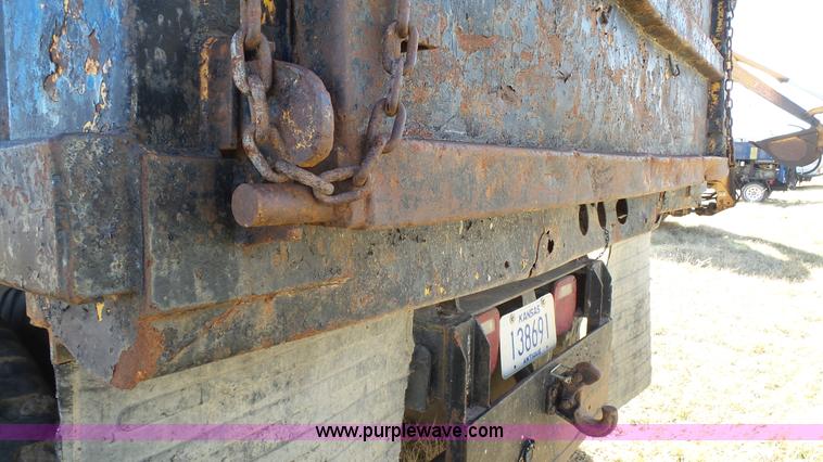 image for item J7276 1972 International Loadstar dump truck