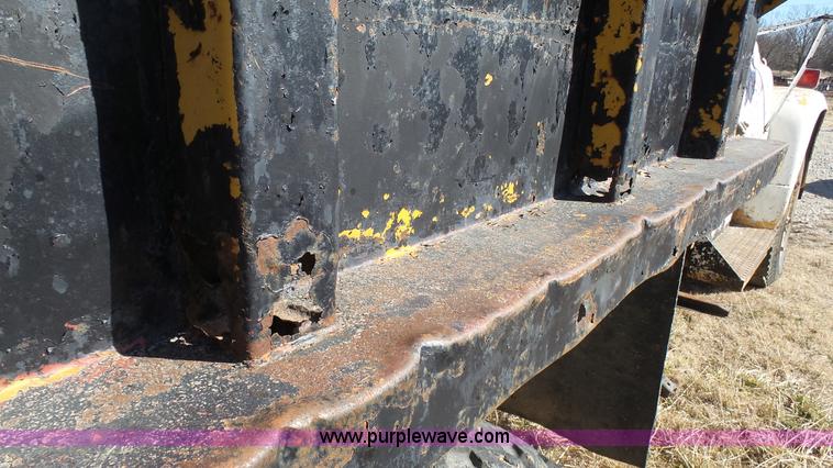 image for item J7276 1972 International Loadstar dump truck