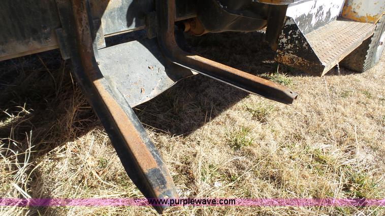 image for item J7276 1972 International Loadstar dump truck