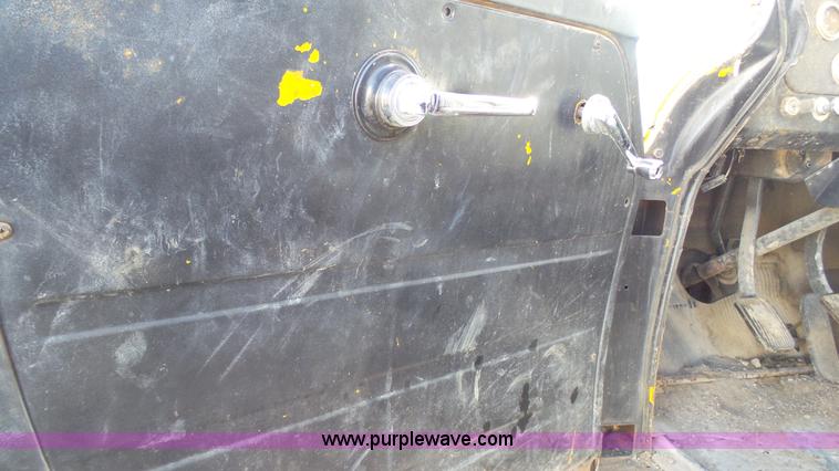 image for item J7276 1972 International Loadstar dump truck