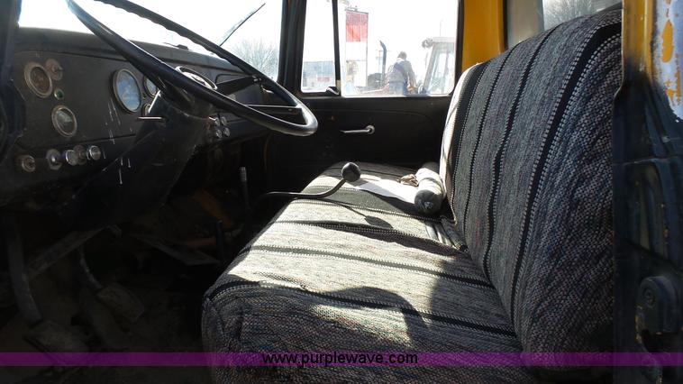 image for item J7276 1972 International Loadstar dump truck