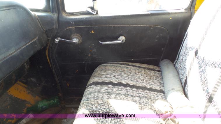 image for item J7276 1972 International Loadstar dump truck