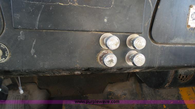 image for item J7276 1972 International Loadstar dump truck