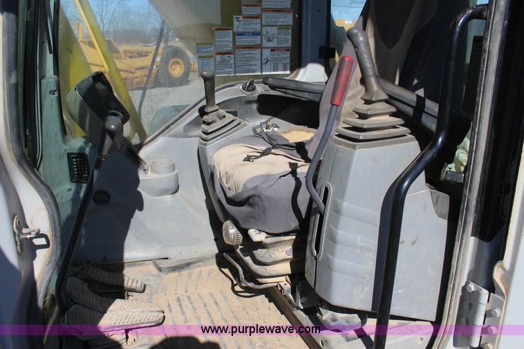image for item J7561 2005 Kobelco SK330LC excavator