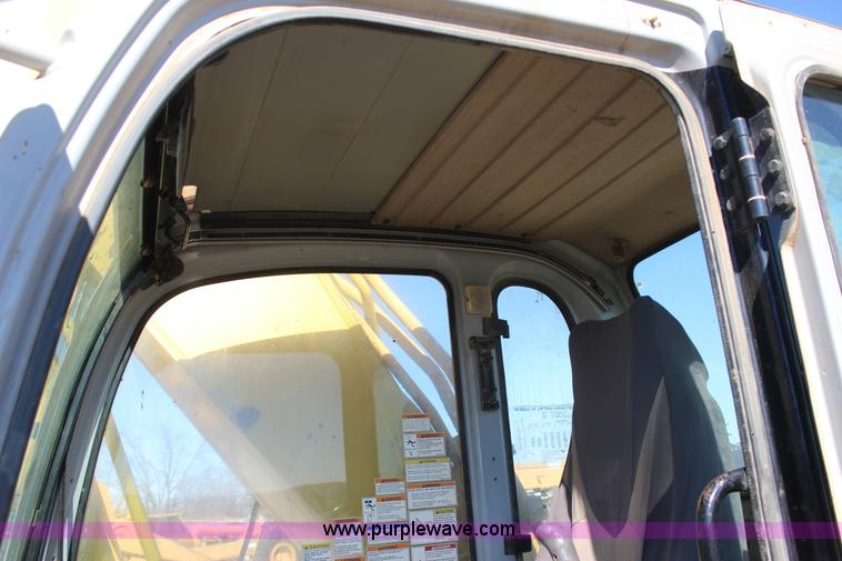 image for item J7561 2005 Kobelco SK330LC excavator