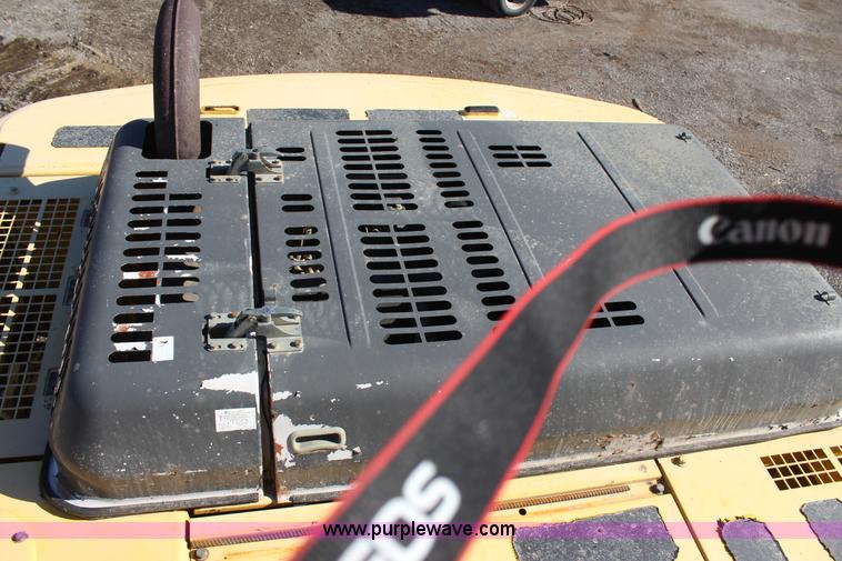 image for item J7561 2005 Kobelco SK330LC excavator