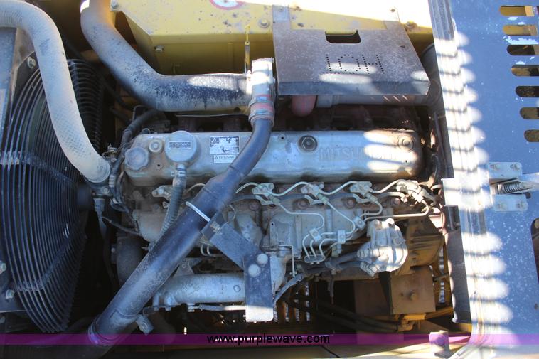 image for item J7561 2005 Kobelco SK330LC excavator