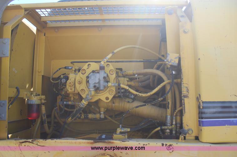 image for item J7561 2005 Kobelco SK330LC excavator