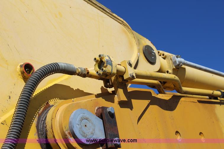 image for item J7561 2005 Kobelco SK330LC excavator