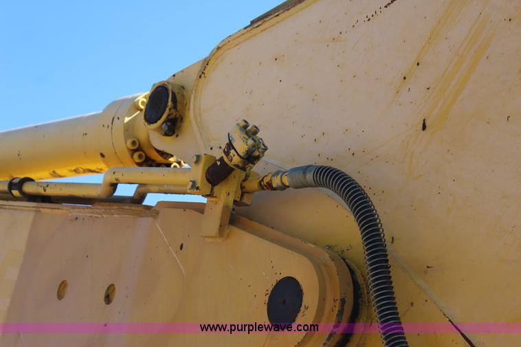 image for item J7561 2005 Kobelco SK330LC excavator