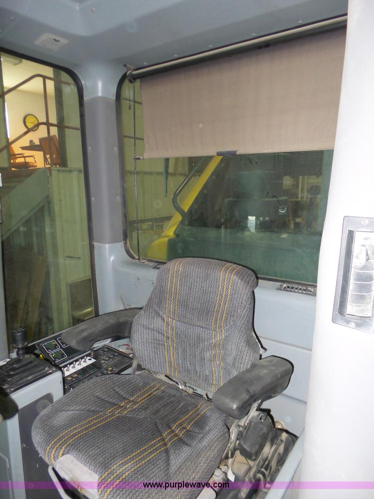 image for item J8915 2006 New Holland G200 motor grader