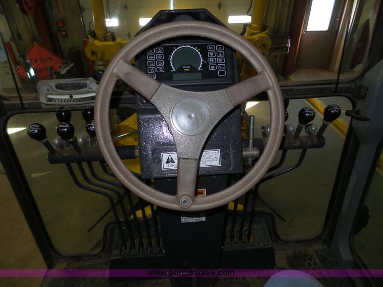 image for item J8915 2006 New Holland G200 motor grader