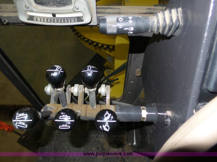 image for item J8915 2006 New Holland G200 motor grader