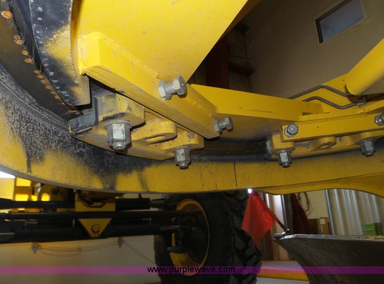 image for item J8915 2006 New Holland G200 motor grader