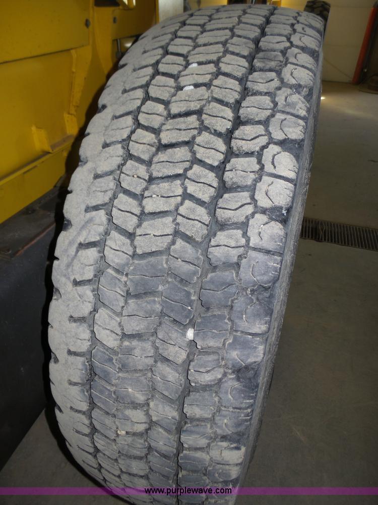 image for item J8915 2006 New Holland G200 motor grader