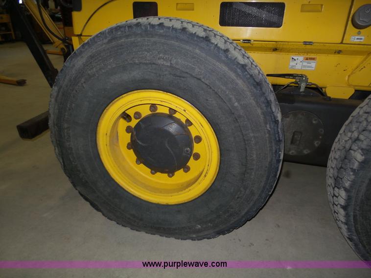 image for item J8915 2006 New Holland G200 motor grader