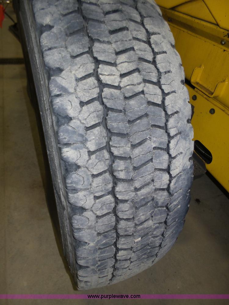 image for item J8915 2006 New Holland G200 motor grader