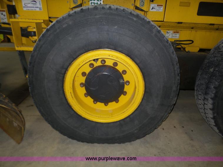 image for item J8915 2006 New Holland G200 motor grader