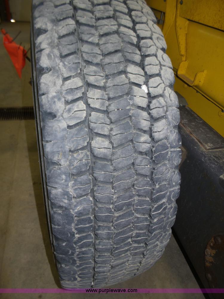 image for item J8915 2006 New Holland G200 motor grader