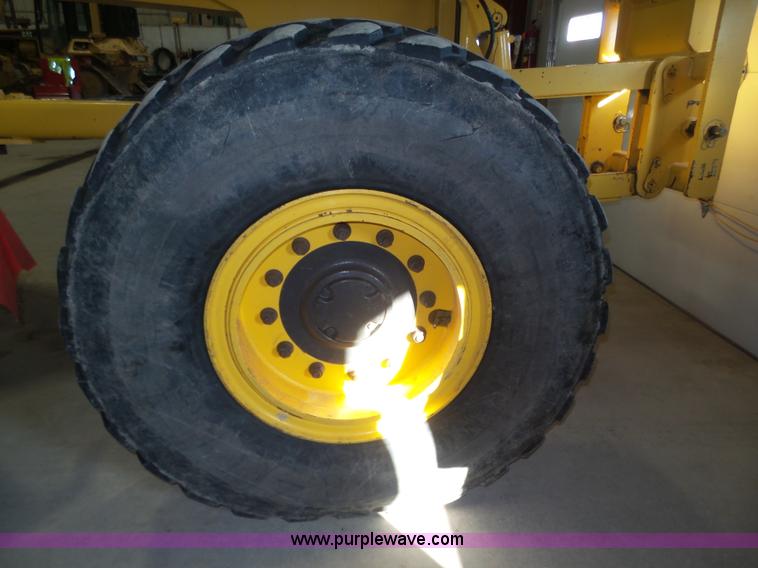 image for item J8915 2006 New Holland G200 motor grader