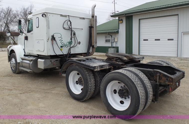 image for item K1305 2005 International 9900i semi truck