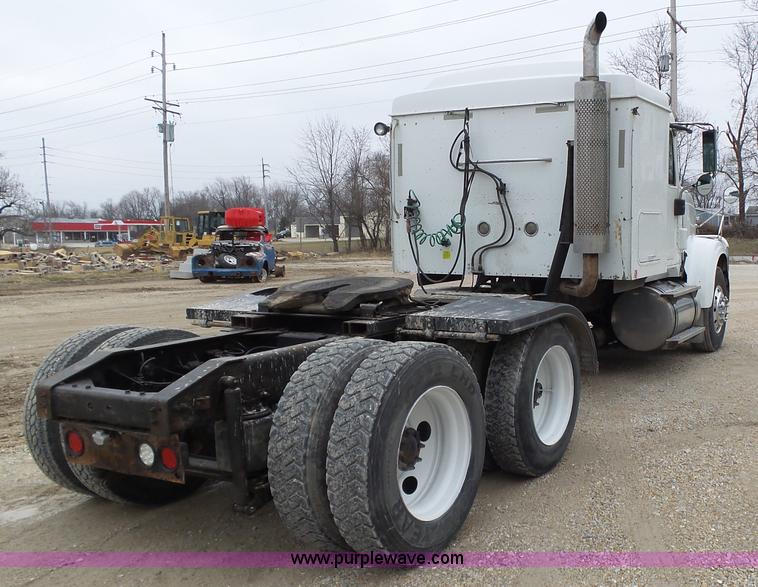 image for item K1305 2005 International 9900i semi truck