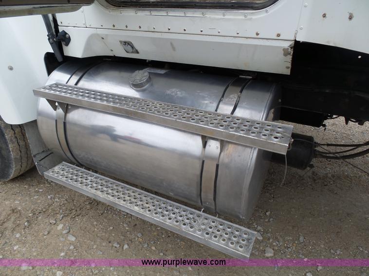 image for item K1305 2005 International 9900i semi truck