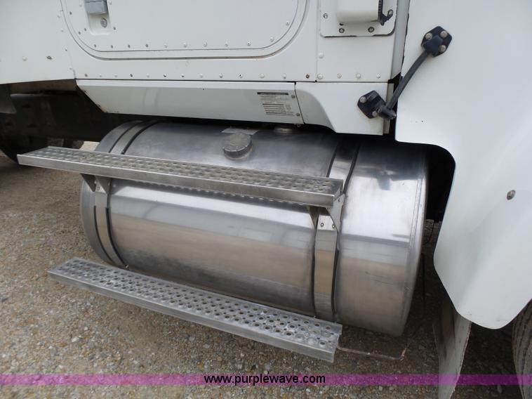 image for item K1305 2005 International 9900i semi truck