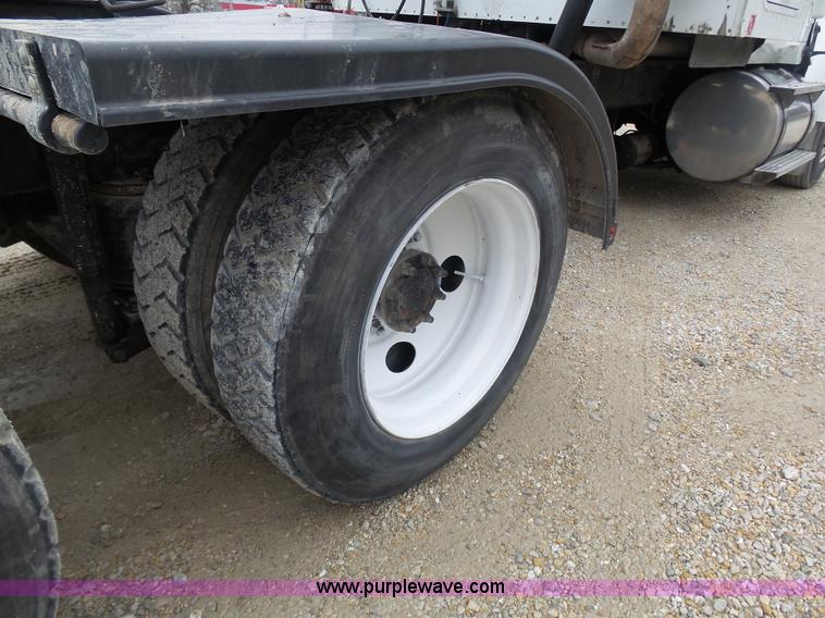 image for item K1305 2005 International 9900i semi truck