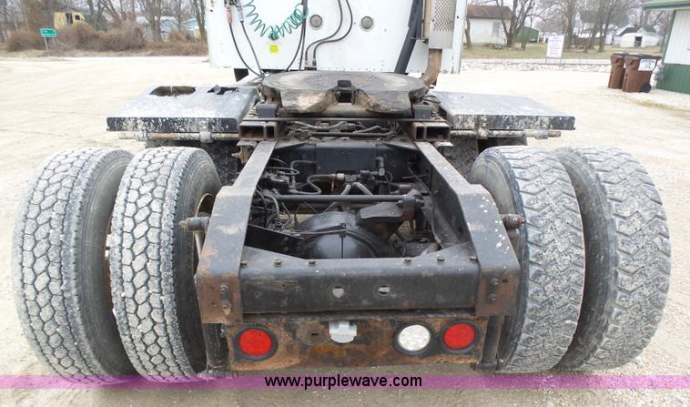 image for item K1305 2005 International 9900i semi truck