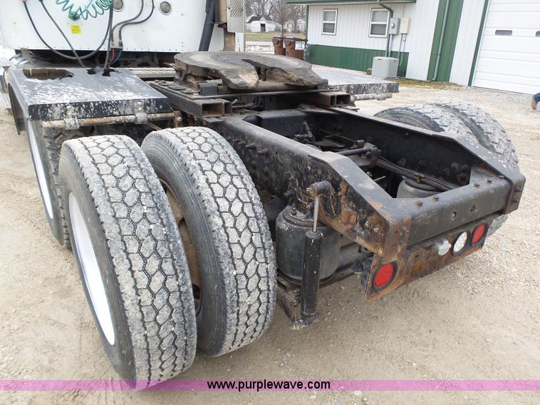 image for item K1305 2005 International 9900i semi truck