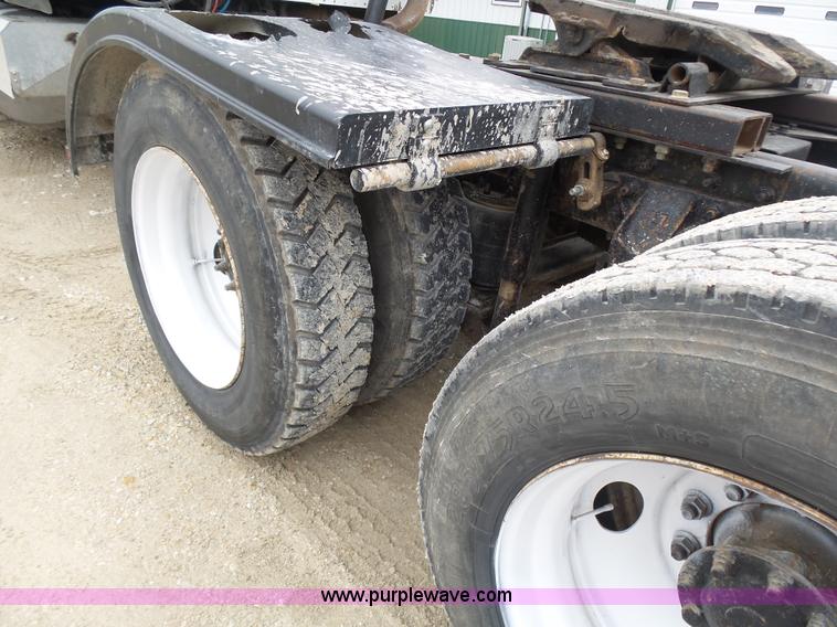 image for item K1305 2005 International 9900i semi truck