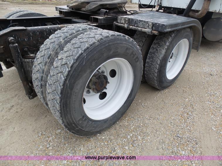 image for item K1305 2005 International 9900i semi truck