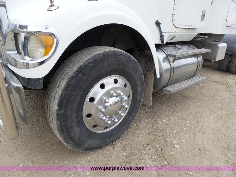 image for item K1305 2005 International 9900i semi truck